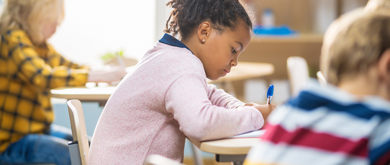 enfant ecrit sur son cahier